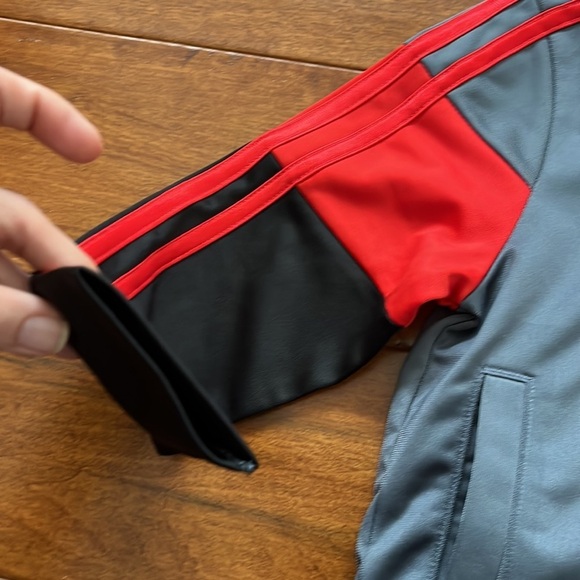 NWT adidas Kids 2 piece Active Set Red And Black           Size size 2T - Picture 9 of 10